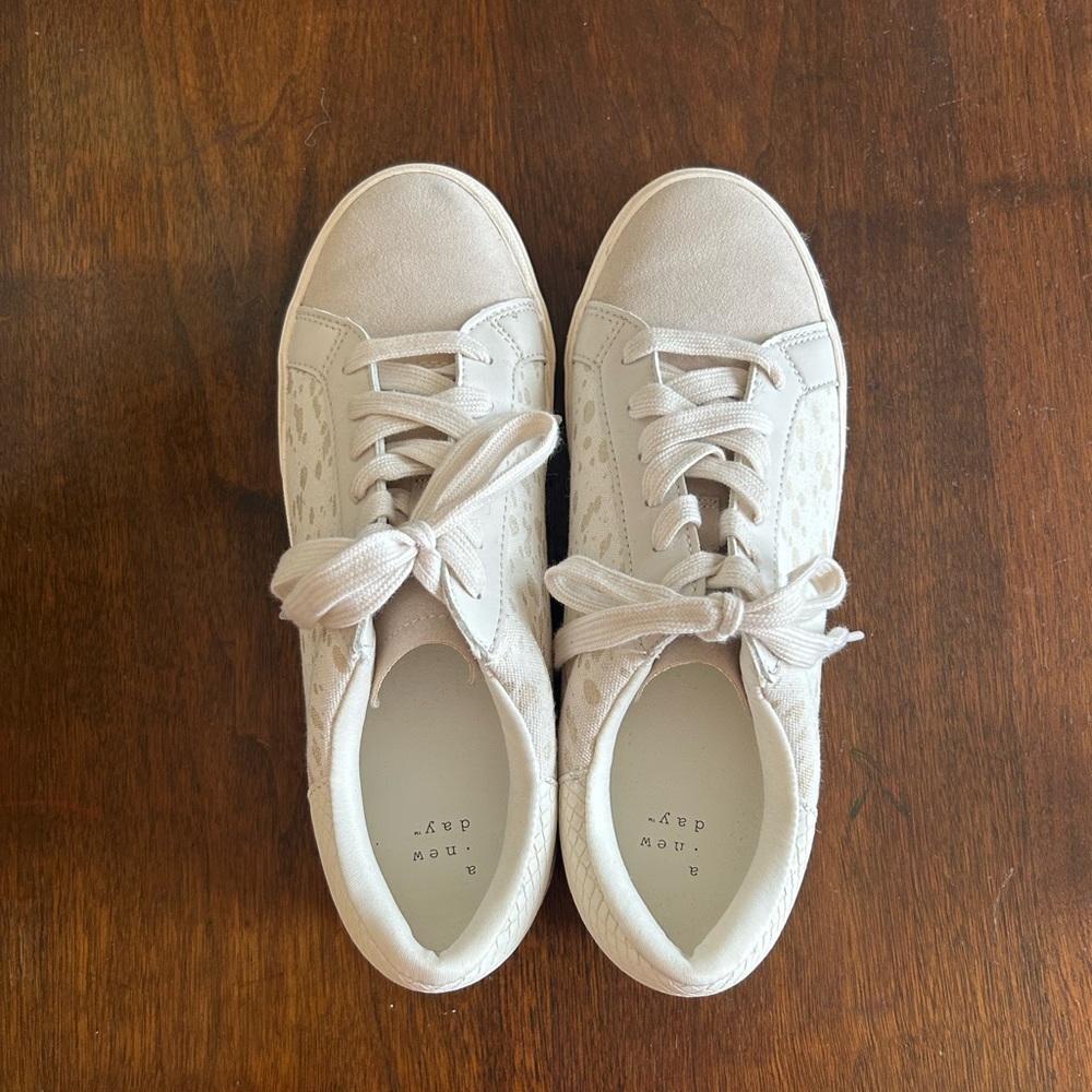 a new day Maddison Sneaker size 9